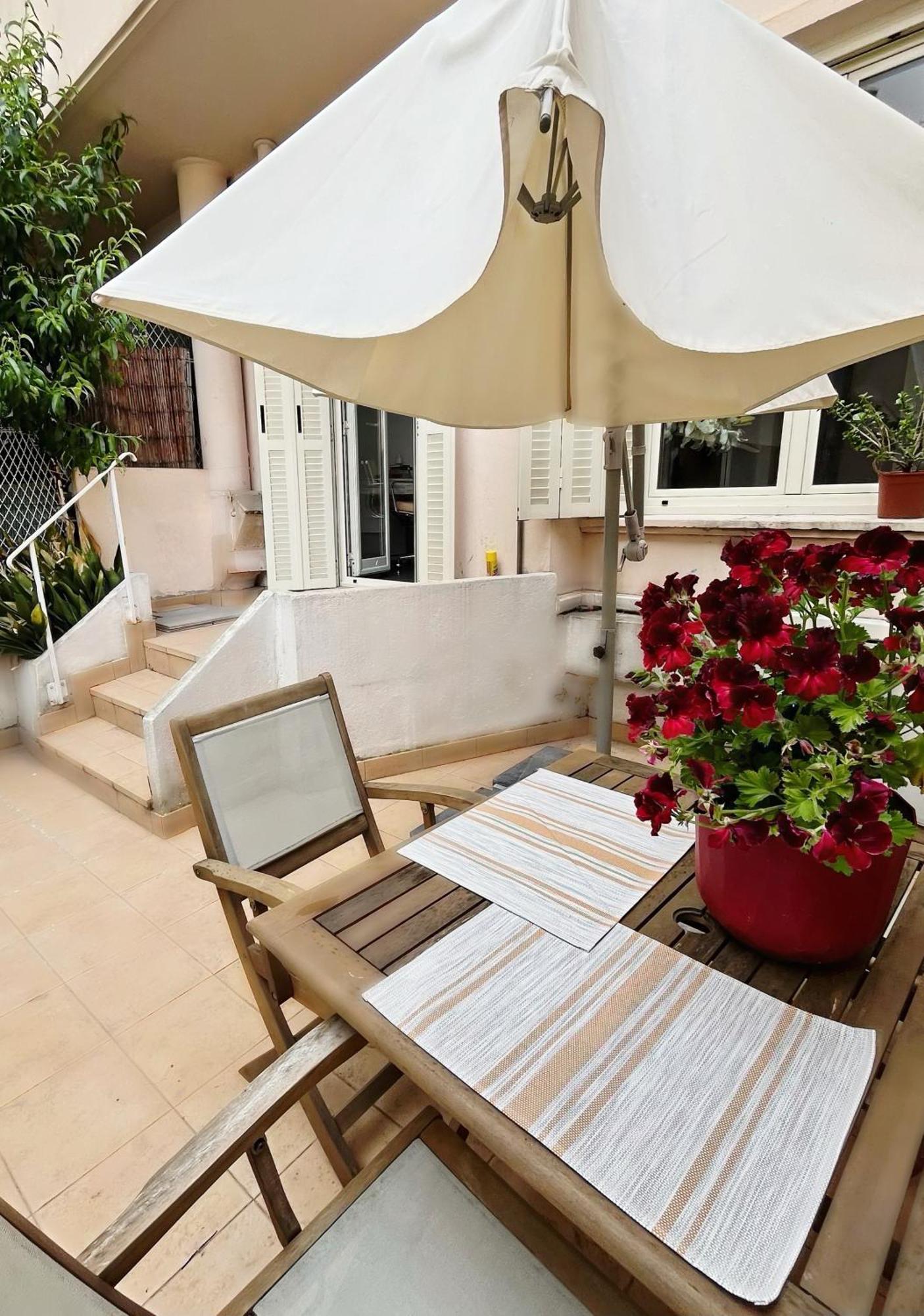 Perfectly Located Place Appartement